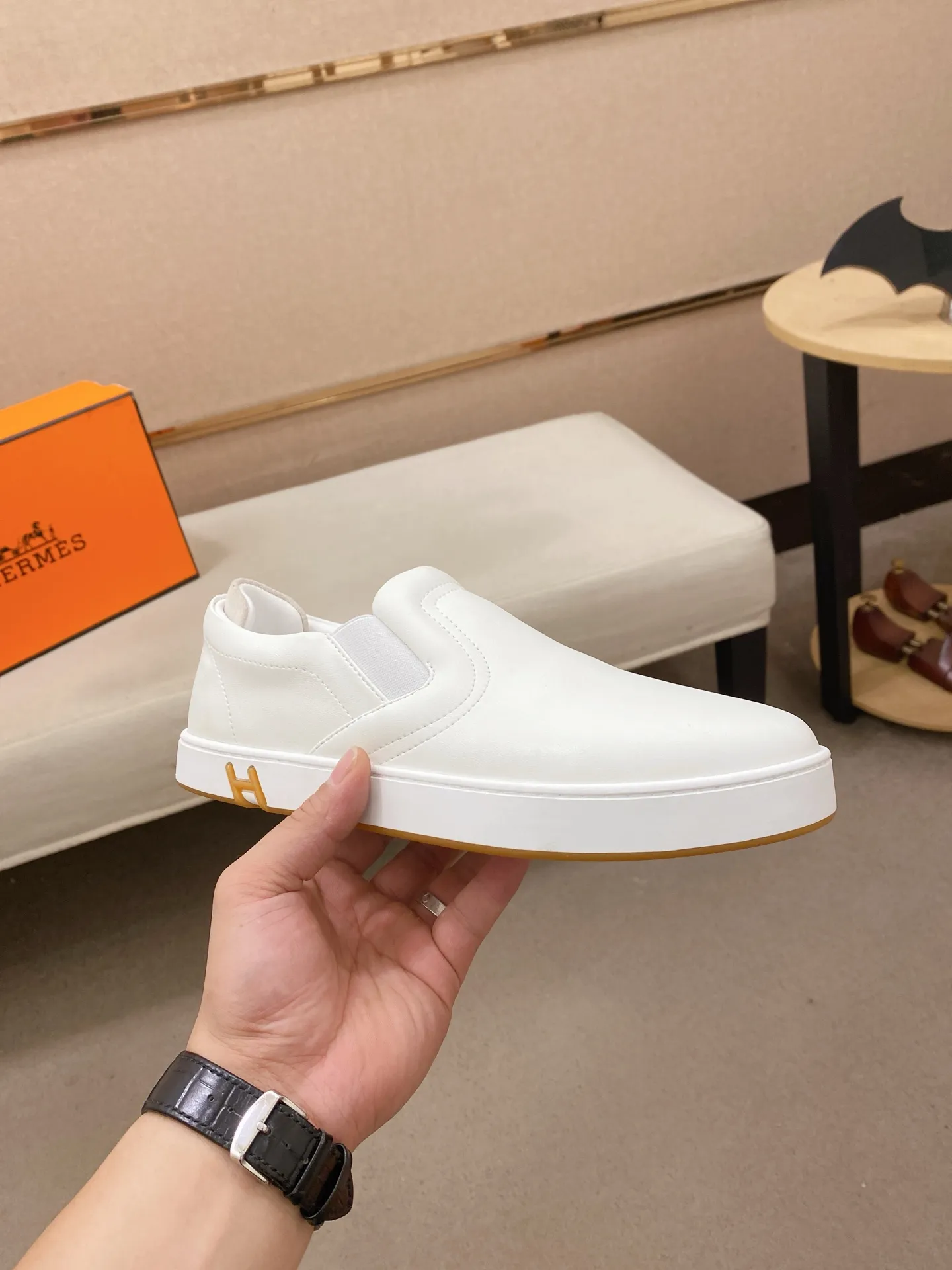 Men's clothing and shoes💰: 442💰《HERMES》【Classic original single version】Hermès; top 🔝purchase agent🔍🔍men's latest 🇺🇸 counter sales simultaneously, imported from Italy original ▲▲cowhide ▲▲ (high-end, nobility, class) ) Exquisite workmanship (Italian 🇮🇹 imported water-dyed 🐂 cowhide lining) sole: original sole provided by the original factory, ⚠️exclusive double-layer activity·TPR·rubber·combined molded outsole; super comfortable·wear-resistant·non-slip·environmental protection The real thing is more beautiful if you take the real thing (high quality, follow the order). You can enter and exit the counter at will * Number of yards: 38-44 (45 can be customized and cannot be returned or exchanged)
